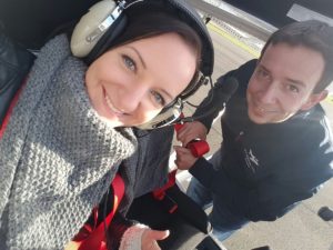 Glückliche Fluggäste