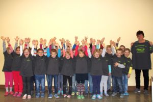 Die Schüler der Klasse 1b mit den T-Shirts.