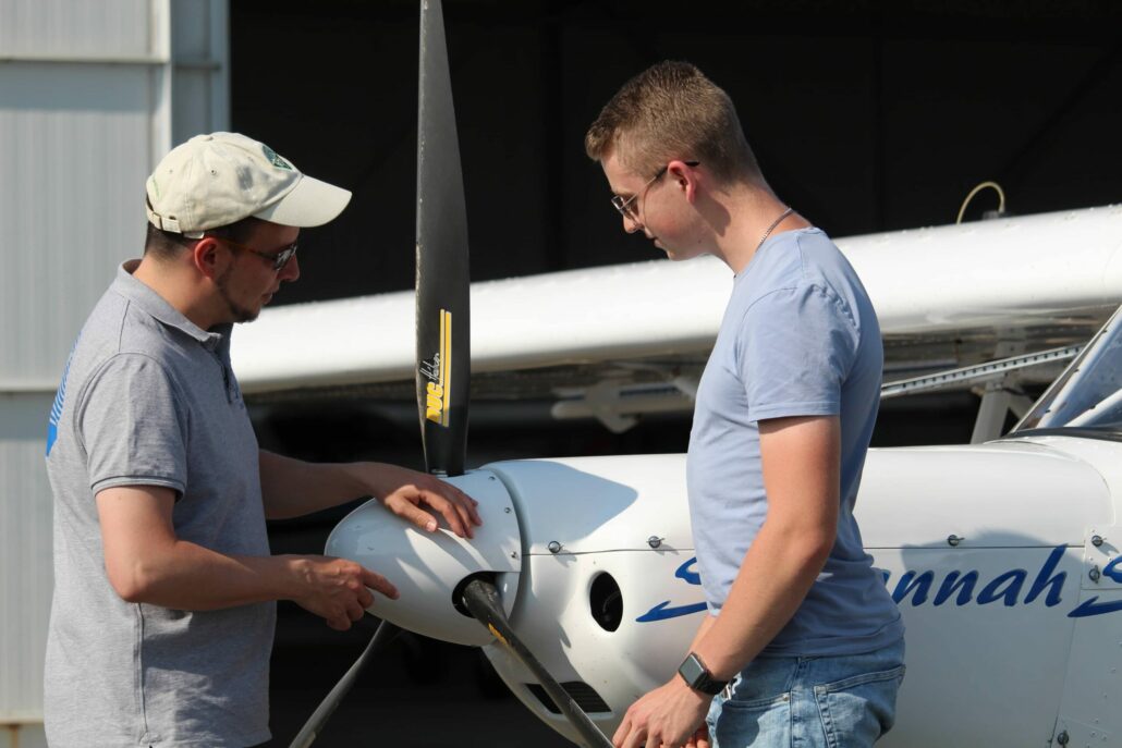 Vorflugkontrolle am Flugzeug