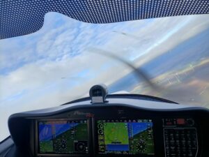 Blick aus dem Flugzeug-Cockpit